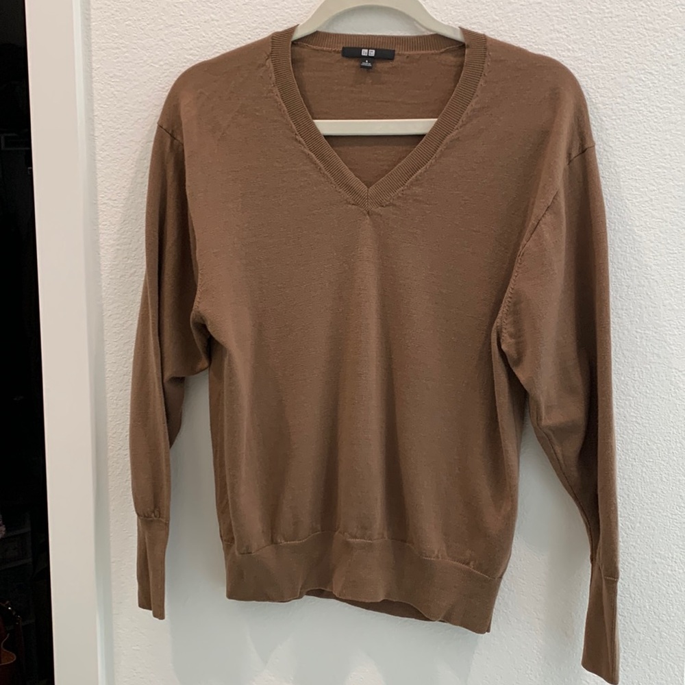 Uniqlo 100% wool EUC tan/camel V-neck sweater. Size S.
